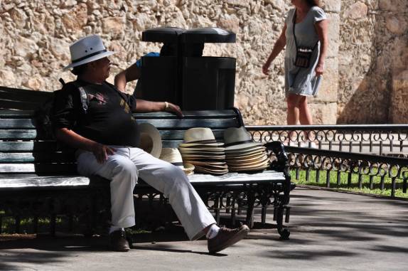 Vendedor de chapéus descansa em praça de Mérida, a capital do Yucatán, no México